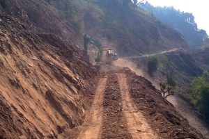 ‘धुलो उडाउँदै भए पनि गाउँमा गाडी बाटो आयो, हामीलाई सुविधा भएको छ’